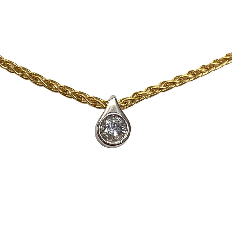 Valkokultainen timanttiriipus kultaketjulla