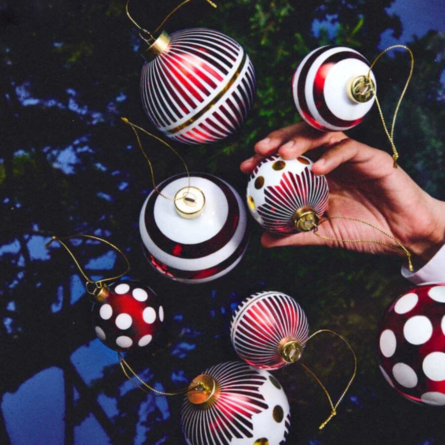Alessi Delight Joulupallo NZ04 3 - elegantteja joulupalloja punavalkoisilla kuvioilla koristelemassa joulukuusta.