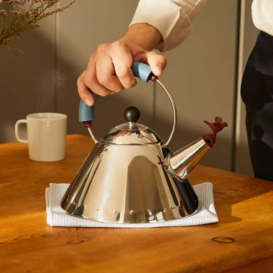 Alessi viheltävä vedenkeitin 9093