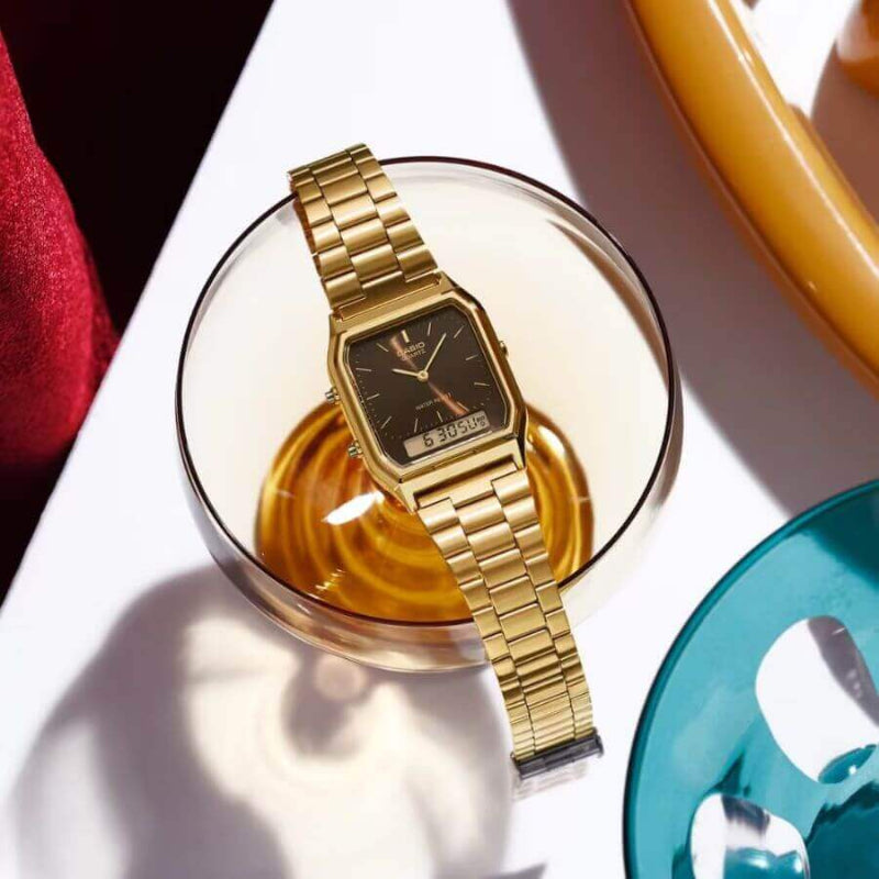 Casio Edgy Collection AQ-230GA-5AMQYES rannekello kultaisella hihnalla ja mustalla kellotaululla lasissa.