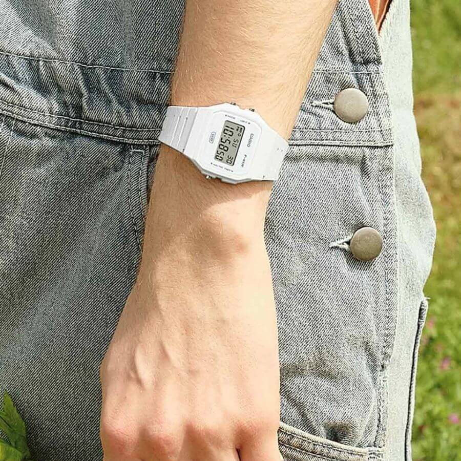 Casio Collection F-91WB-7AEF minimalistinen rannekello valkoisena henkilön ranteessa ulkona.