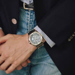 Casio G-Shock Full Metal GMC-B2100D-2AER kello kädessä tyylikkään puvun kanssa