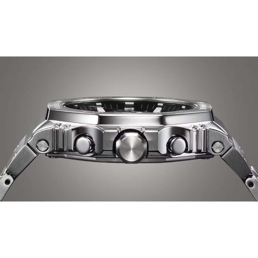 Casio G-Shock Full Metal GMC-B2100D-2AER kellon sivuprofiili metallikotelolla ja painikkeilla.