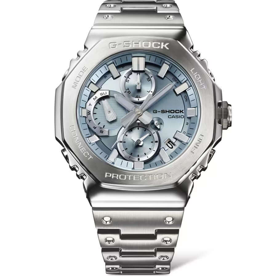 Casio G-Shock Full Metal GMC-B2100D-2AER kello hopeisella metallirungolla ja sinisellä kellotaululla.