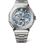 Casio G-Shock Full Metal GMC-B2100D-2AER kello hopeisella metallirungolla ja sinisellä kellotaululla.