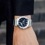 Casio G-Shock G-Steel GM-2110D-2BER kello käsivarressa tyylikkäänä ja hienostuneena.