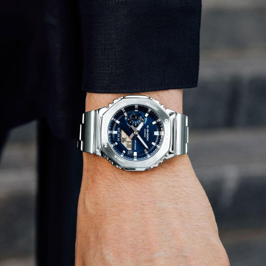 Casio G-Shock G-Steel GM-2110D-2BER kello käsivarressa tyylikkäänä ja hienostuneena.