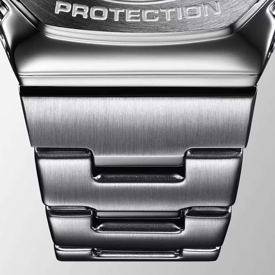 Casio G-Shock G-Steel GM-2110D-2BER kellon metallinen ranneke läheltä, jossa näkyy suojamerkintä.