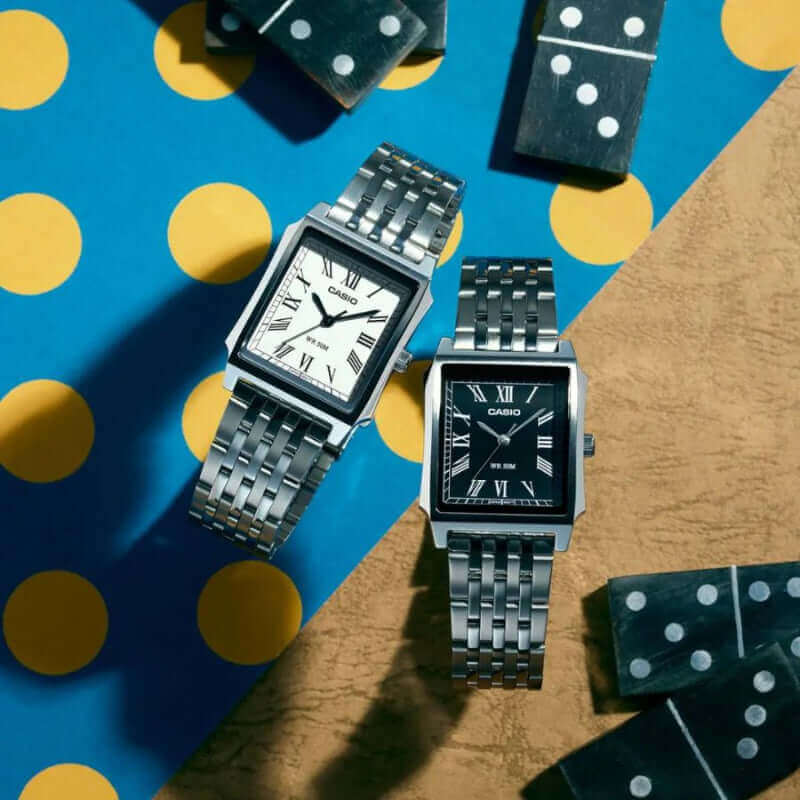 Casio Collection Rannekello MTP-B190D-7BVEF kuvattuna yhdessä mustan ja valkoisen kellotaulun kanssa.