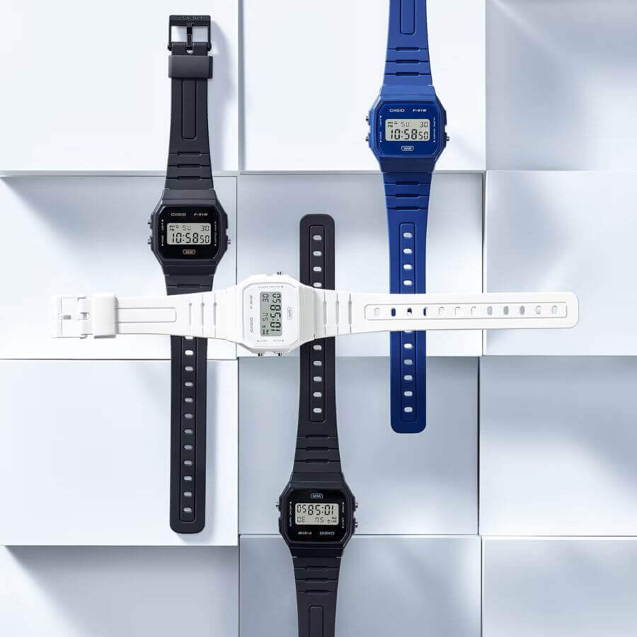 Casio Collection F-91WB-2A1EF, minimalistinen rannekello mustana, valkoisena ja sinisenä eri kulmista.