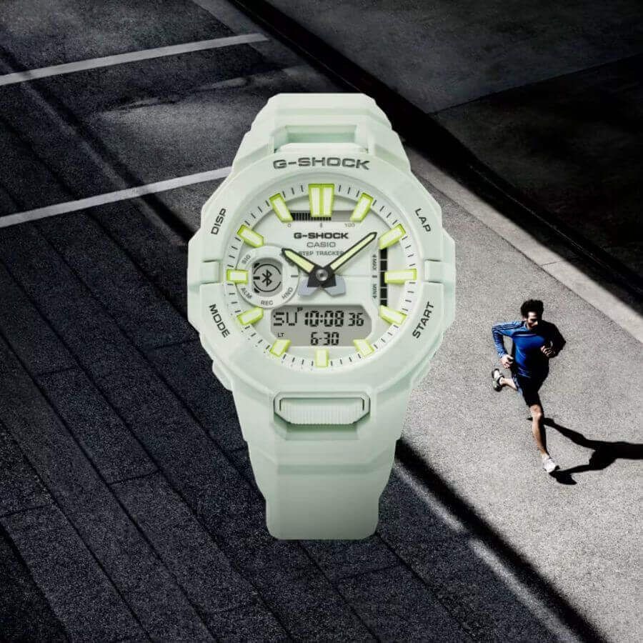 Casio G-Squad Rannekello GBA-950-7AER juoksijalla kaupungin kadulla