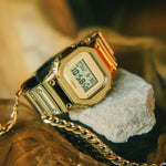 Casio G-Steel GM-5600YMG-9ER kullanvärinen rannekello kiven päällä lähikuvassa.