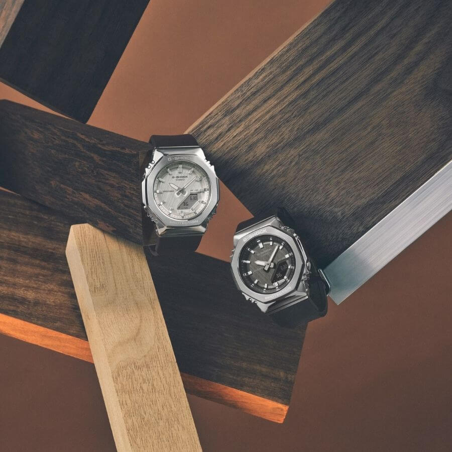 Casio G-Shock Rannekello GM-S2110-1A1ER kahden kellon asettelu modernilla taustalla.