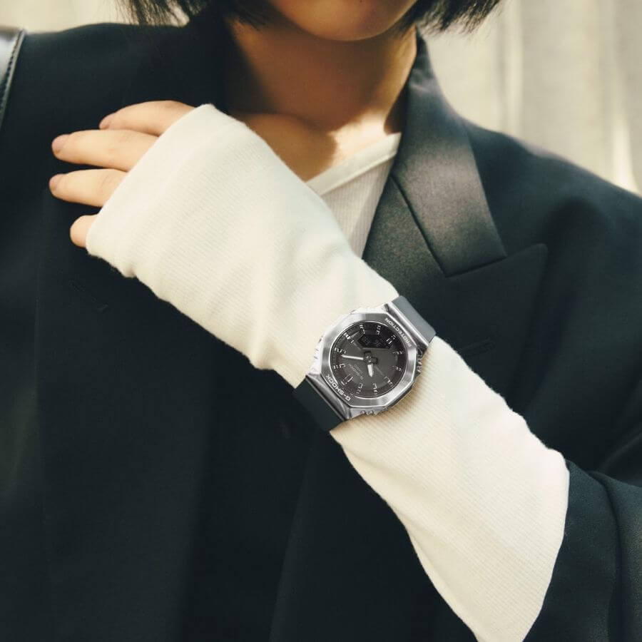Casio G-Shock Rannekello GM-S2110-1A1ER tyylikkään mustan takin kanssa, elegantti ja kestävä design.