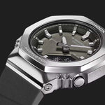 Casio G-Shock Rannekello GM-S2110-1A1ER lähikuva mustasta rannekellosta, jossa metallinen kuori ja moderni design.