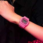 Casio G-Shock GMD-S5610PP-4ER pinkki rannekello naisella, moderni muotoilu ja digitaalinen näyttö.