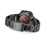 Casio G-Shock Frogman MRG-BF1000B-1AD takapuoli, titaaninen hihna ja punainen mekanismi. Tyylikkään kello.