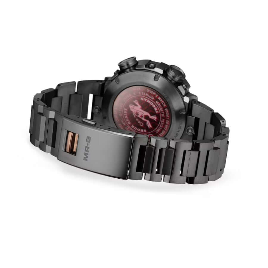 Casio G-Shock Frogman MRG-BF1000B-1AD takapuoli, titaaninen hihna ja punainen mekanismi. Tyylikkään kello.