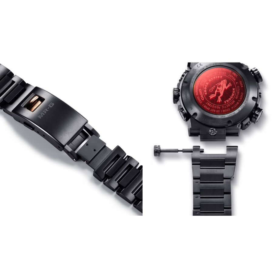 Casio G-Shock Frogman MRG-BF1000B-1AD mustekellon musta ranneke ja punaisella taustalla varustettu takakansi.