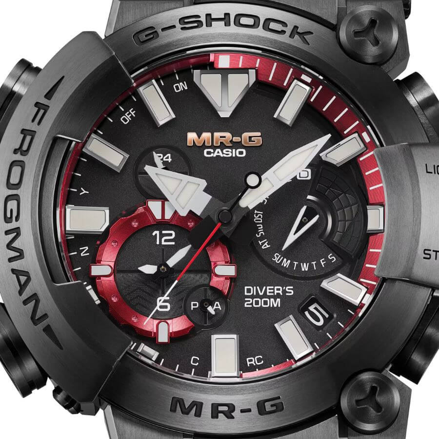 Casio G-Shock Frogman MRG-BF1000B-1AD sukeltajakello, jossa on musta ja punainen kellotaulu, 200 m vedenkestävyys.