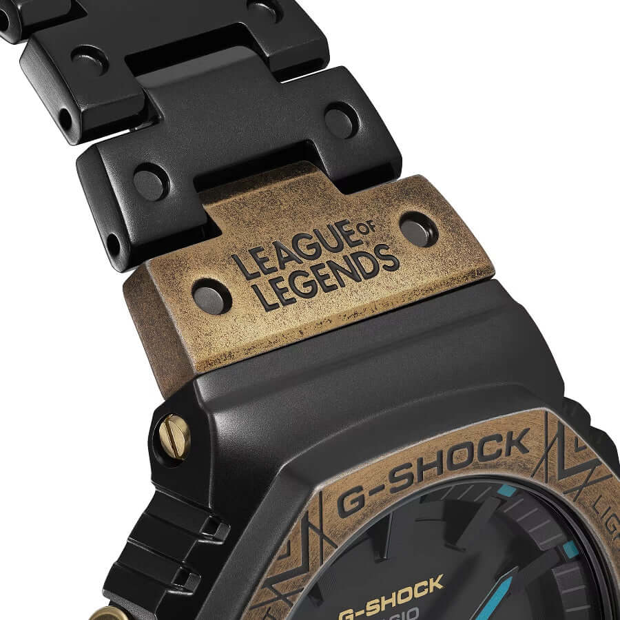 Casio G-Shock League of Legends GM-B2100LL-1AER Limited Edition kello, läheltä näkyvissä League of Legends logo.