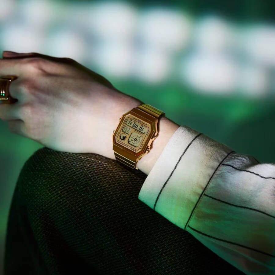 Casio Vintage A130WEG-9AEF digitaalinen kello kullanvärisellä rannekkeella ja tyylikkäällä kellotaululla.