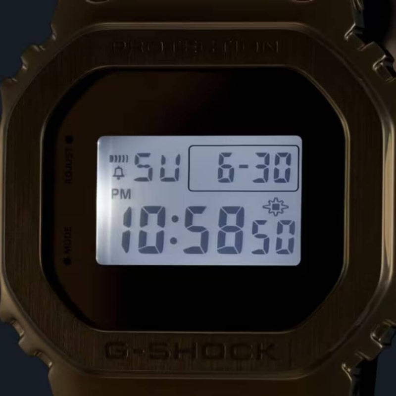 Casio G-Steel GM-5600YMG-9ER digitaalinen näyttö kellon ajankohtaa ja päivämäärää näyttävä rannekello.