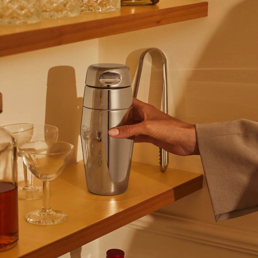 Tyylikäs Alessi Cocktail Shaker L870-50, joka helpottaa drinkkien sekoittamista.