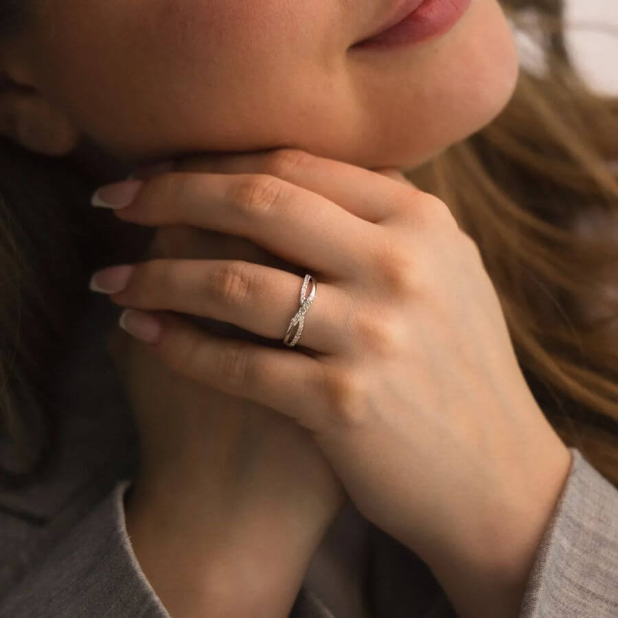 Lykken Elegance crossover timanttisormus 74804
