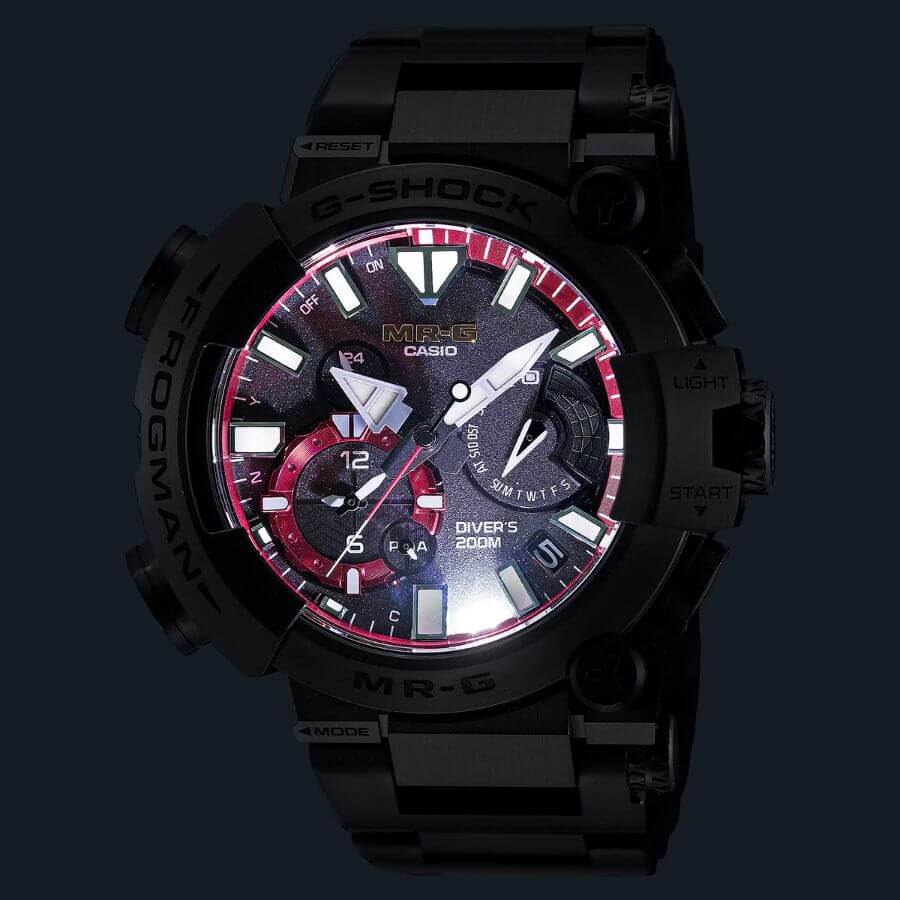 Casio G-Shock Frogman MRG-BF1000B-1AD kellon yksityiskohta, musta ja punainen sukeltajakello.
