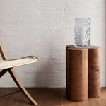 Orrefors Carat hurricane lamp 251mm maljakko 6590205 koristeena puupöydällä ja tuolilla.