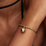 Pandora Mum Ball Clasp Charm Hela 764457C01 kullanettuna kauniissa kultaketjussa.