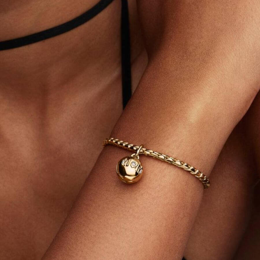 Pandora Mum Ball Clasp Charm Hela 764457C01 kullanettuna kauniissa kultaketjussa.
