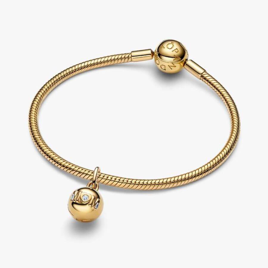 Pandora Mum Ball Clasp Charm Hela 764457C01 kaulaketju, jossa on avattava pallohela ja 'MOM'-teksti.