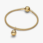 Pandora Mum Ball Clasp Charm Hela 764457C01 kaulaketju, jossa on avattava pallohela ja 'MOM'-teksti.