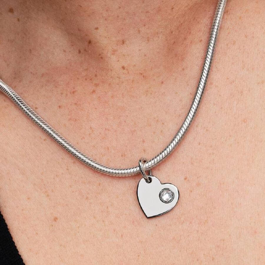 Pandora Huhtikuu Kaiverrettava Sydän Charm Hela 794295C04
