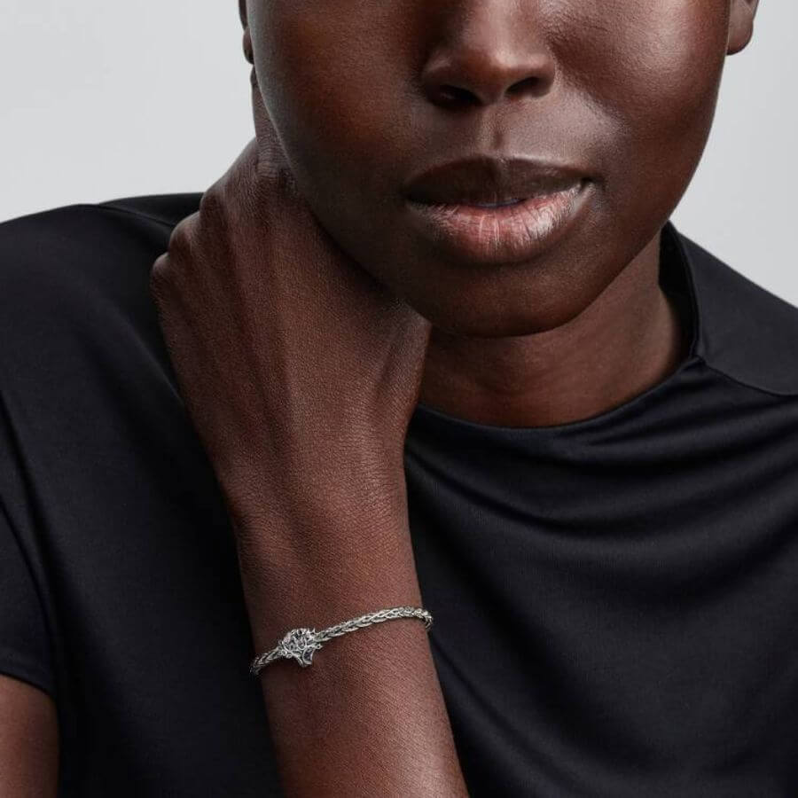 Pandora Family Tree Charm Hela 794486C01 käytössä korostamassa perhesiteitä ja eleganttia muotoilua.