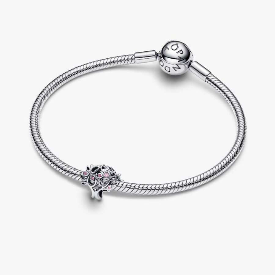 Pandora Family Tree Charm Hela 794486C01 hopeaketju, jossa elämänpuu ja säihkyvät yksityiskohdat.