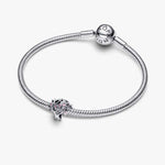 Pandora Family Tree Charm Hela 794486C01 hopeaketju, jossa elämänpuu ja säihkyvät yksityiskohdat.