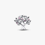 Pandora Family Tree Charm Hela 794486C01 kaunis elämänpuu, joka symboloi perhesiteitä ja juuria.