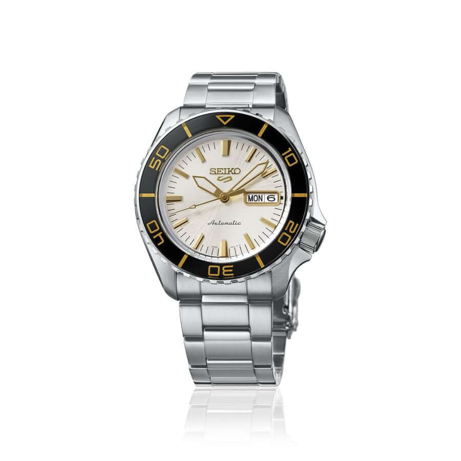 Seiko SKX Series 42.5 mm Rannekello HDB004K1 hopeanvalkoinen kellotaulu mustalla kehällä ja kullansävyisillä yksityiskohdilla