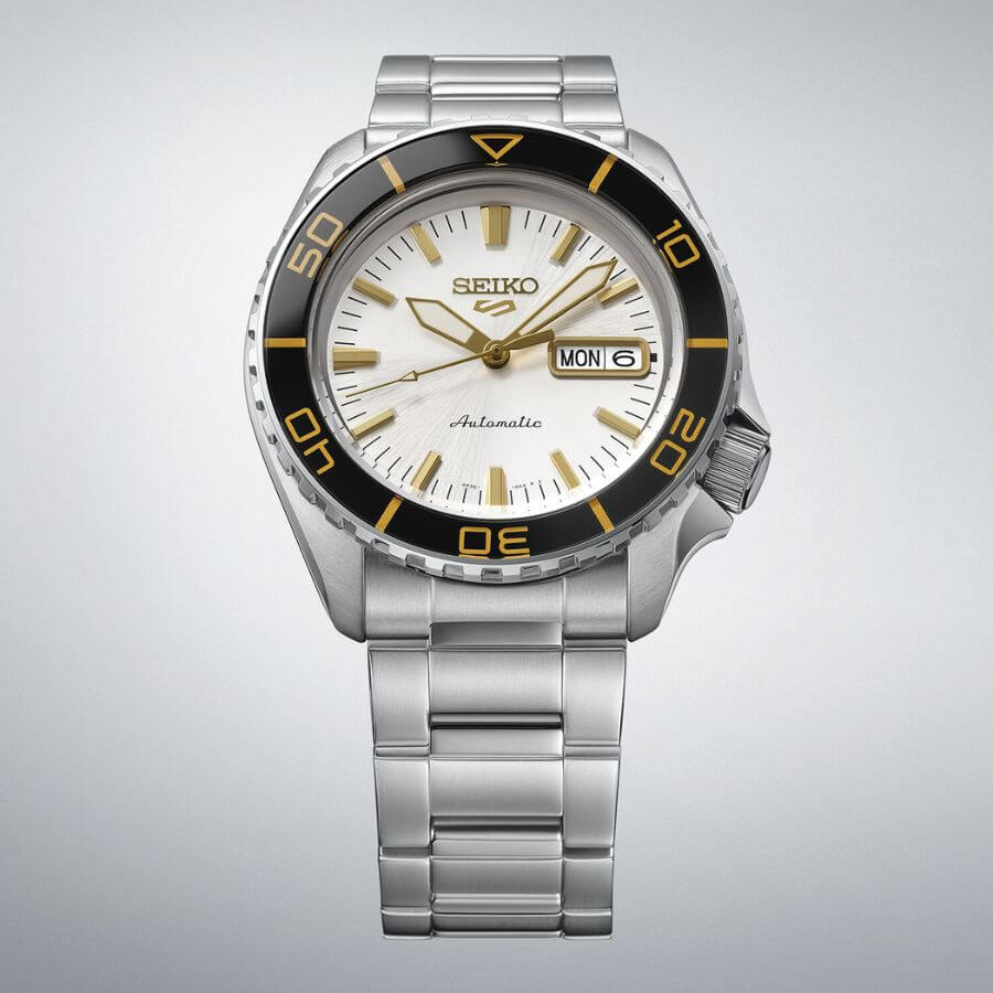 Seiko SKX Series 42.5 mm Rannekello HDB004K1 hopea kellotaulu, musta kehä ja kullansävyiset yksityiskohdat
