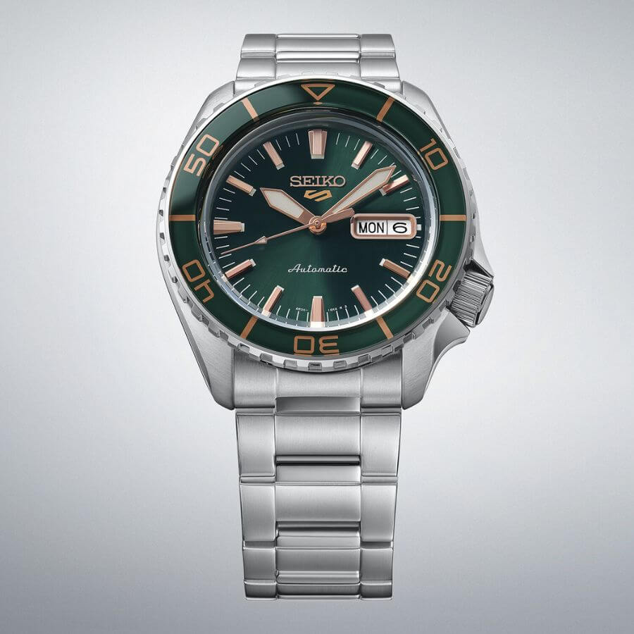 Seiko SKX Series 42.5 mm Rannekello HDB005K1, sporttinen muotoilu, syvä vihreä ja ruusukullan sävy.