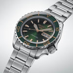 Seiko SKX Series 42.5 mm Rannekello HDB005K1, sporttinen vihreä kello ruusukullan yksityiskohdilla.