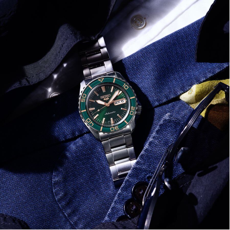 Seiko SKX Series 42.5 mm Rannekello HDB005K1, sporttinen ja tyylikäs rannekello syvän vihreällä kellotaululla.