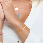 Thomas Sabo Classic Dots A1975-413-39-L19v kullattu rannekoru kullan päällä, jossa kaiverrettava laatta.