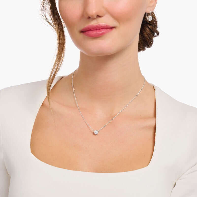 Thomas Sabo White Stone Kaulakoru KE2210-051-14-L45V-fokaalia hiotulla riipuksella, naisella valkoisessa paidassa.