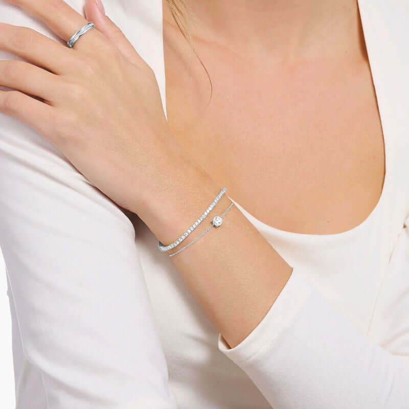 Thomas Sabo rannekoru A2156-051-14-L19V kauniilla riipuksella käden ympärillä.