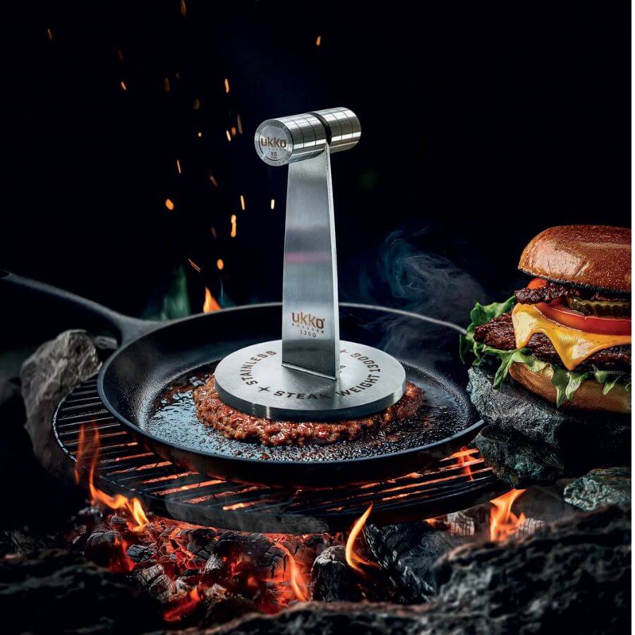 Ukko Smasher 1300 + Smoky Whisky RUB grillissä paistamasta herkullista pihviä ja makoisaa burgeria.