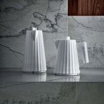 Alessi Plissé vedenkeitin MDL06-1W tyylikkään valkoisena modernissa keittiöympäristössä.